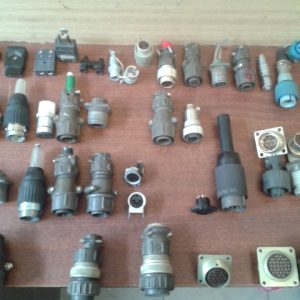 Zásuvky a vidlice 2 – 32 pinové, hlavne vojenské