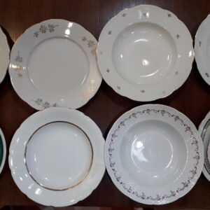 Taniera porcelánové ČSSR -plytký 2x zlatý lem Dubí č7 3€ - plytký 5x zlaté hviezdičky + len Bohémia Nová Role č 55 /10 5ks po 3,5€ -hlboký 12x zlaté lístky + lem st. role č.7 4ks po 3,5€ -plytký 13x zlaté lístky + lem Epiag Liket č. 57 3€ -hlboký zelený pásik Inglazet Dvory č.66 3€ -hlboký 2x zlatý lem Pirken Hammer Avignon č.11/17 3ks po 3,5€ -hlboký bordové zdobenia Thun Natalie č.53 2ks po 3,2€ -plytký zeleno zlatý Bohemia Nová Rola č. 59/16 3,5€ + detto dezertný 2ks po 2,5€