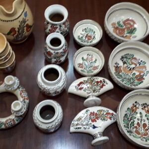 Hlinená keramika – majolika Korond ručne maľovaná, glazovaná džbán 18cm + 4 poháre 7cm 12€/set svietnik Ø15cm sándor Balázs 2ks po 6,5€ vázy 11cm 4ks po 4,8€ držiak servítok 2ks po 4,5€ malá myska Ø10cm 9ks po 2,8€ veľká myska Ø16cm 34ks po 4,8€ (s malými poškodeniami po 3,2€)